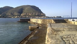 Auto senza freno a mano finisce in mare a Mondello: recuperata