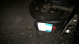 Scooter smantellato e abbandonato: sono rottami pericolosi