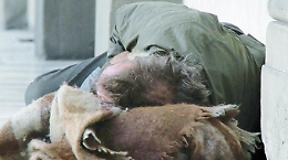 Fratturano tibia e perone a clochard
aggredito mentre stava dormendo...