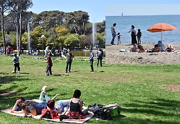 Pasquetta con sole e turisti: spiagge e città prese d'assalto