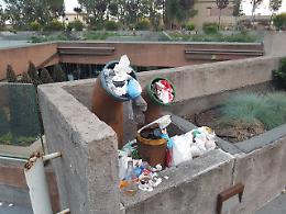 Catania, spazzatura nei tubi di presa d'aria in Piazza Europa