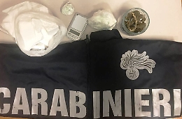 Catania, sullo scooter (senza casco) col figlio di 8 anni e con mezzo chilo di cocaina