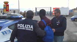 Pozzallo, i migranti tenuti a digiuno in Libia, arrestato lo scafista gambiano