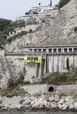 G7, Greenpeace sfida i controlli e srotola striscione: «Giustizia per il clima»