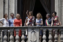 G7,  first lady a Catania: Melania saluta i catanesi dal balcone del Municipio