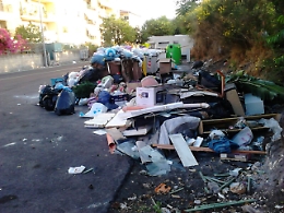 Catania, discarica in via Borgese: fate spostare i cassonetti!