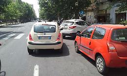 Parcheggio in tripla fila in viale Vittorio Veneto a Catania