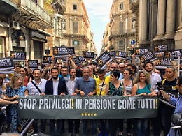 Il corteo del M5s per dire no alla pensione con una sola legislatura