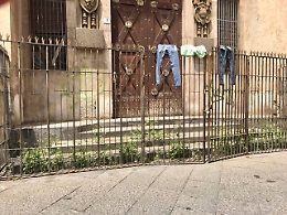 Panni stesi pure sui monumenti, a Catania il degrado non ha confini