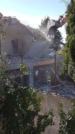 Mascalucia, via vai di forze dell'ordine per abbattere una villetta