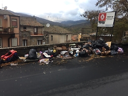 La bella e medievale Randazzo trasformata in una discarica a cielo aperto
