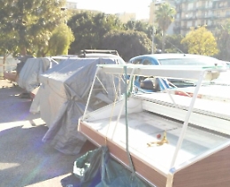 Banconi da salumiere abbandonati in piazzale Sanzio a Catania