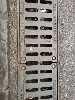 Grate otturate e la via Etnea, con la pioggia, diventa impraticabile