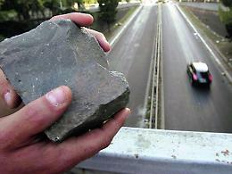 Viadotto Garibaldi: lancio di sassi, scheggiato il parabrezza di un autobus