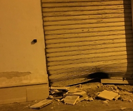 Bomba carta esplode davanti sala da barba a Siracusa