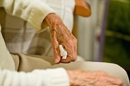 Piazza Armerina, coppia di badanti
"alleggeriva" il conto del vecchietto