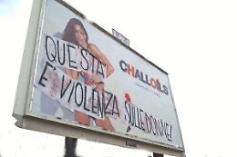 Palermo, studentesse coprono cartellone pubblicitario: «E' sessista»