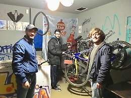 Doposcuola e ciclofficina nell'Hard Rock Cafè occupato da un mese