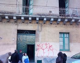 Occupano case senza luce: fiaccolata a Catania per aiutare famiglie disagiate