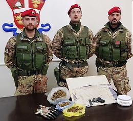 Paternò, in un casolare abbandonato una pistola e mezzo chilo di marijuana