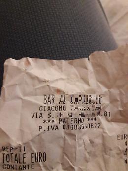 I gestori del bar: &laquo;Siamo dispiaciuti, pensavamo fosse un vucumpr&agrave;&raquo;