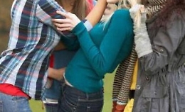 Bullismo, due ragazzine aggrediscono coetanee a Palermo