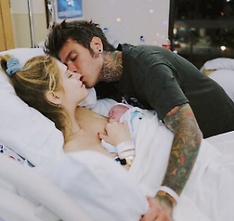 È nato il figlio di Fedez e Chiara Ferragni: e loro postano la prima foto sui social