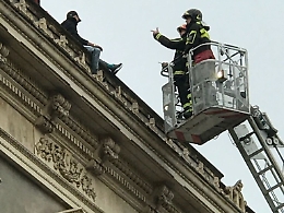 Senza casa protestano su tetto di b&amp;b in centro storico a Catania