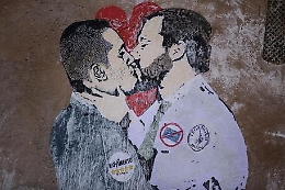 Salvini e Di Maio come Breznev e Honecker, il murales del writer siciliano