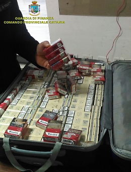 Tornano le sigarette illegali, contrabbandiere fermato a Catania