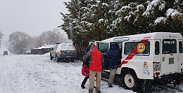 Con auto senza catene, sei arcieri restano bloccati sull'Etna: salvati