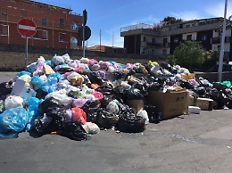 Netturbini al lavoro nei festivi, ma a Catania è ancora emergenza rifiuti
