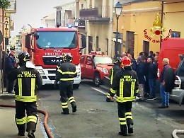 In fiamme il ristorante "Decò" di Nicolosi: fumo invade la strada