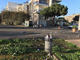 Catania, il piazzale Cannavò nel degrado tra cartacce e auto parcheggiate