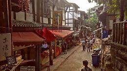 «La Cina, quel­la vera, puz­za di frit­to». La mia nuo­va vita da in­se­gnan­te di ita­lia­no a Chon­g­qing