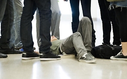 Bullismo shock a Enna: studentessa picchiata da cinque ragazzi fuori dalla scuola