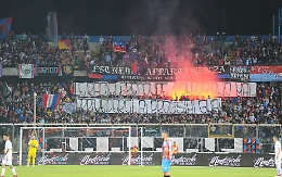 Calcio Catania, squadra e tecnico contestati: dopo la festa, nella notte esplode la rabbia