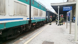 Catania, locomotore a fuoco nella stazione di Acquicella porto