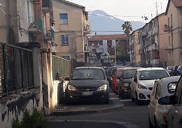 A Catania non trovi posto? Nessun problema c'è il marciapiede