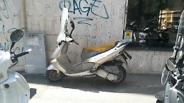 Scooter abbandonato a largo Giovanni Pascoli a Catania: qualcuno intervenga