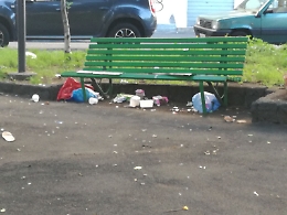 Dormitorio, orinatoio, ritrovo di drogati e ubriachi: il degrado di piazza Angelo Majorana a Catania