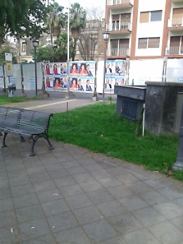 Catania piazza Cavour, rimossi gli avvisi elettorali ma resta bloccato il transito pedonale.