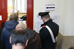 Fotografa la scheda e la mette sui social: «Votate come me e vi pagherò»