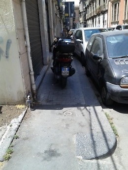 Catania,  via Caronda:  Scooter sul marciapiede, pedoni costretti a transitare per strada