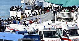 Sbarca a Catania nave Diciotti  con 932 migranti: a bordo anche due cadaveri