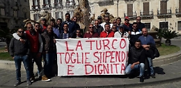 Operai senza stipendio assediano casa del datore di lavoro a Gela