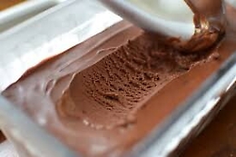 Dito mozzato in vaschetta di gelato, sospesa a Palermo attività di gelateria