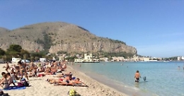Batte la testa dopo tuffo a Mondello, 17enne si risveglia dal coma