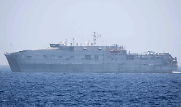 Nave militare Usa salva 40 migranti ma lascia in mare dodici cadaveri: adesso si trova davanti ad Augusta