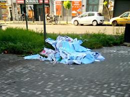 Piazza due Giugno, rimossi i manifesti elettorali e lasciati per terra